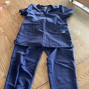 Like new figs scrub set